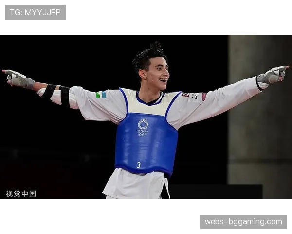 颁奖仪式上，乌兹别克斯坦小将将金牌挂在启蒙教练胸前